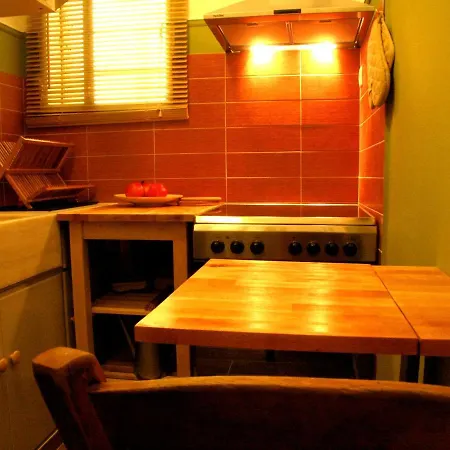 아파트 Homey And Calm Yet
